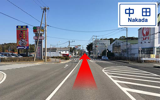 左手には【産直淡路島赤い屋根】、右手には【コメリ】が見えます。【中田】の交差点を直進します。