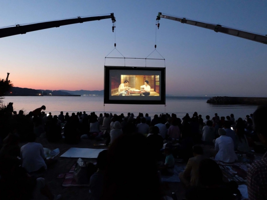 「うみぞら映画祭2018」 〜波音をBGMに海辺で愉しむ“海の映画館”