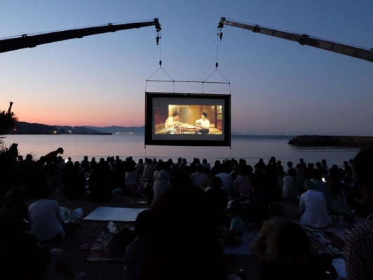 うみぞら映画祭2021 海上に浮かぶ巨大スクリーン