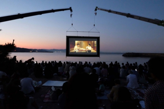 うみぞら映画祭2021　海上に浮かぶ巨大スクリーン