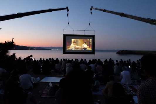 うみぞら映画祭2021 海上に浮かぶ巨大スクリーン