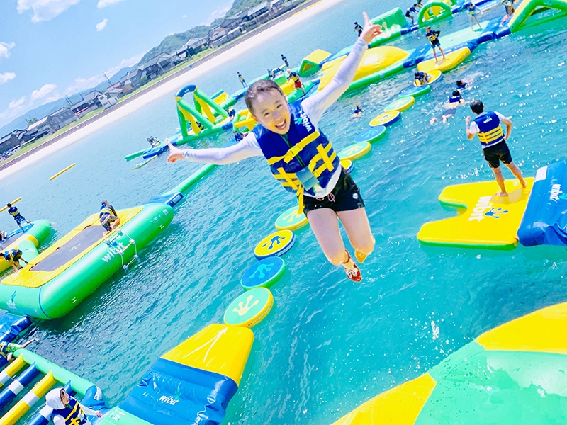 大浜海水浴場に日本最大級の海上アスレチックがオープン！7/9（土）〜8/28（日）1