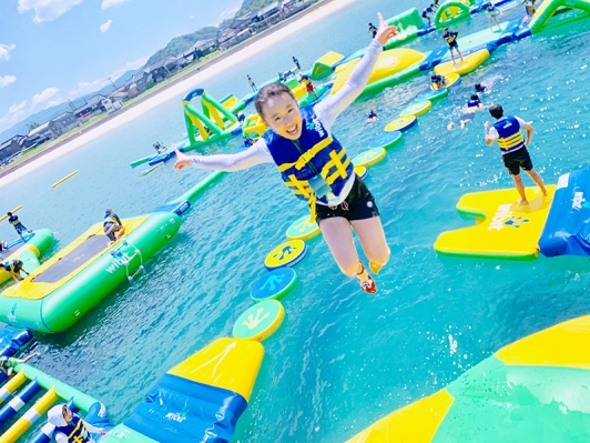 大浜海水浴場に日本最大級の海上アスレチックがオープン！7/9（土）〜8/28（日）